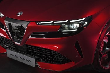Forlygterne er af LED-typen med indbygget matrix-teknik. I hver side er der tre LED-felter øverst, der er med til at give bilen et let genkendeligt look.