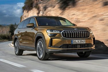 Skoda Kodiaq er klar i en ny generation, hvor hele bilen har fået en kraftig opdatering. Bilen rummer som standard fem personer, men en tredje sæderække med yderligere to pladser kan købes som ekstraudstyr.