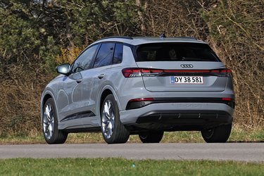 Der er stadig præget et e-tron i kofangeren af Q4, hvis man ikke havde spottet, at det er en elbil. Men fremadrettet vil alle elbilerne få de lige numre, mens brændstofbilerne får de ulige numre. Så eksempelvis Q2, Q4, Q6 og Q8 vil være forbeholdt de elektriske modeller. 