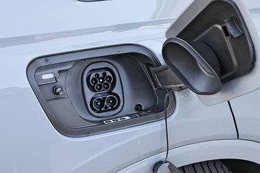 Audi Q4 kan lades med 11 kW hjemme, så en opladning kan højst tage syv timer. Ude lader den med op til 135 kW. Her kan man på en langtur forvente at lade med op til 120 kW i gennemsnit op til en halv time.