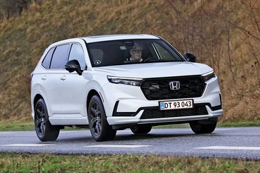 Honda CR-V er kommet i en ny udgave som plugin-hybrid. Den har en noget anderledes opbygning med en benzinmotor, der løbende laver strøm til den elmotor, der driver bilen frem. Af samme grund føles bilen langt hen ad vejen som en elbil.