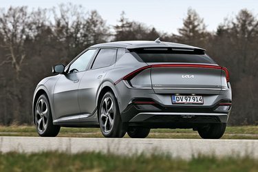 Designet er meget iøjefaldende, og det store lyspanel under bagruden er med til at give bilen et særligt udseende. Bagklappen åbner oppe ved taget, men vi savner en bagrudevisker.