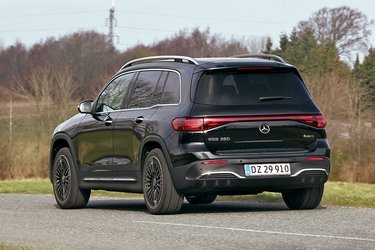 Mercedes-Benz EQB er her i 2024 kommet i en let opdateret udgave. Som ekstraudstyr fås den med syv sæder, men vælger man den mulighed, så bortfalder muligheden for at sætte et anhængertræk på bilen.