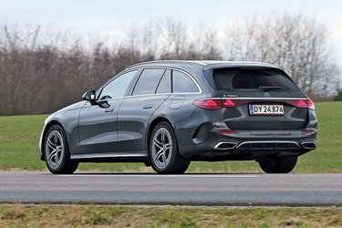 Bagfra er der to stjerner i hver side af baglygterne foruden den officielle stjerne under bagrudeviskeren. E300 e er den officielle betegnelse for den benzindrevne plugin-hybrid.
