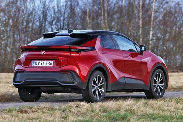 I denne nye generation af C-HR er baglygterne blevet en integreret del af bagspoileren, og i midten lyser C-HR navnet op, når bilen låses op. Desværre er der ingen bagrudevisker.