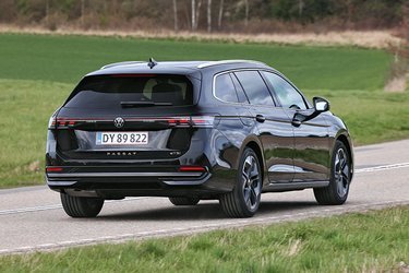 Niende generation af VW Passat kommer kun som stationcar og hverken som sedan eller hatchback. Det passer godt til de danske bilkøbere, der fortrækker denne mere praktiske variant. Men priserne er vokset modellen over hovedet. 