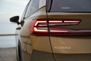 Baglygterne er af LED-typen, men man skal tilkøbe en udstyrspakke for at få blinklys af LED-typen, hvor blinklyset „løber“ ud mod kanten af lygten.
