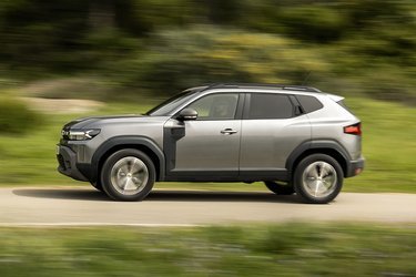 Den nye Duster har stort set samme udvendige dimensioner som den gamle. Duster hører til i B-SUV-segmentet, dvs. mini-SUV-klassen, men er i størrelsesmæssigt i den høje ende.