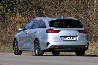 Ceed findes i fire karrosseriudgaver. Ud over denne stationcar kan du også vælge en traditionel femdørs hatchback, en løftet offroad-udgave af den femdørs hatchback og en coupéformet stationcar kaldet ProCeed. Bagagerummet i stationscaren er på papiret på mægtige 625 liter, men mange af dem er ikke umiddelbart brugbare, da de er gemt i rum under gulvet.
