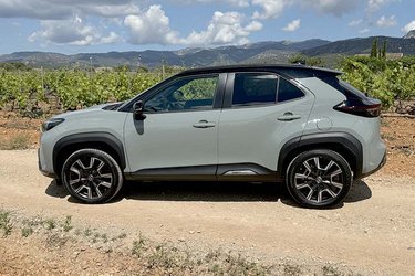 Yaris Cross fås ved faceliftet i denne nye farve, Urban Khaki. 