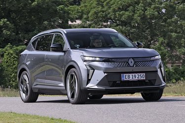 Fronten på elbilen er udformet med  et lukket panel med farvede polygoner i varierende størrelser med det nye Renault-logo i midten. Under forlygterne er der to lodrette kørelyslygter med små vandrette felter.