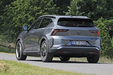 Baglygterne er af  LED-typen og er også tændt ved kørsel med kørelys. Under Renault-logoet står der SCENIC med store bogstaver.