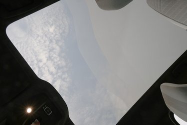 Glastag er ekstraudstyr til 11.000 kroner. Det kan ikke åbnes, men fra en knap kan man skifte mellem, at taget er gennemsigtigt som her, eller så det bliver mælkehvidt glas, der skærmer for sollyset. Det kan endda ske i flere trin, så enten hele taget er afskærmet eller kun enkelte dele af taget.