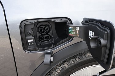 Ladestikket er placeret ved højre forhjul. Hjemme kan bilen AC-oplades med tre faser og op til 22 kW, og på farten kan bilen DC-lades med op til 150 kW. Der er en separat knap til frigørelse af ladekablet.