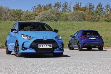 Toyota Yaris og Mazda 2 (bagest) er to identiske biler, der dog har fået hver sin udformning af front og bagende.