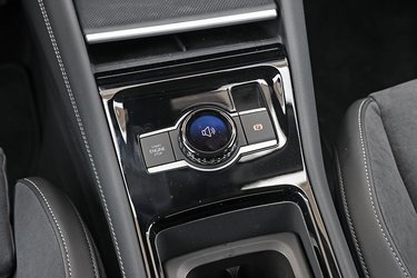 Man starter motoren på knappen mellem sæderne, og den store runde knap har flere funktioner, som vises, når man trykker på den. Det kan lade sig gøre, idet den midterste del af knappen er et lille display.