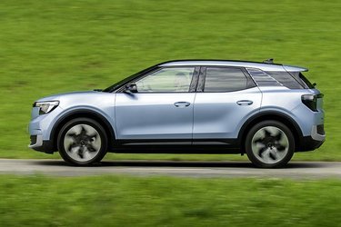 Længden af Ford Explorer er 4,47 meter, hvilket 11 cm kortere end en VW ID.4. Akselafstanden er dog ens i de to biler, hvilket vil sige 2,77 meter. 