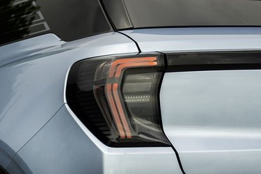 Baglygterne er flot udformet med to LED-bånd, men desværre er de ikke tændt, når man blot kører med kørelys. Det er en klar fejl, og noget Ford bør få lavet om på.