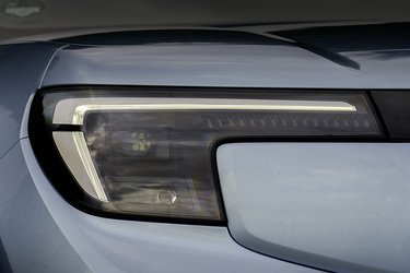 I topudgaven, Premium (foto), er LED-forlygter af matrixtypen standard. Den noget billigere grundudgave, Select, har også LED-forlygter, men de kan kun blænde op og ned automatisk.