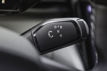 Bag rattets højre side er gearvælgeren placeret. Den er let at bruge og i praksis helt magen til dem, der sidder i elbilerne fra VW.