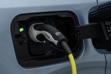 Ladestikket er placeret ved højre baghjul. Hjemme kan man lade med 11 kW og på farten med op til 185 kW. Desværre er der ikke en knap til frigørelse af ladekablet.