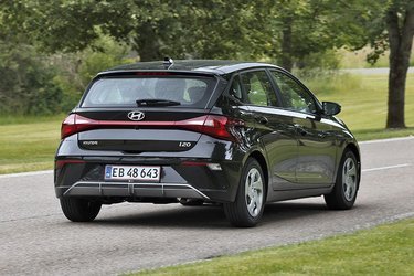 i20 er en ret stor bil i klassen, og det mærkes både ved bagsædet og ved bagagerummet. Et nyligt facelift har resulteret i nyt design af baglygterne.