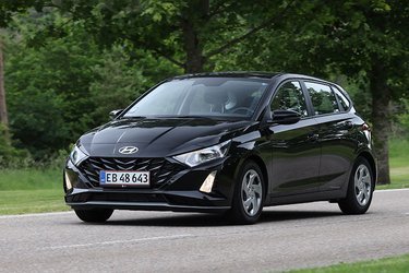 En ret så lav front giver i20 et dynamisk udseende. Kørelyset er placeret som to lygter under selve forlygterne.