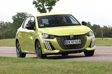 Peugeot 208 har fået en lettere opdatering med bl.a. en ny front med det nye Peugeot-logo midt i køleren. Samtidig er kørelyset gjort mere synligt med de tre lodrette striber i hver side.