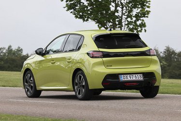 Bagtil er bilen også ændret med nye baglygter med tre vandrette røde LED-bånd i hver side. Denne farve er standardfarven, som dermed ikke koster ekstra.