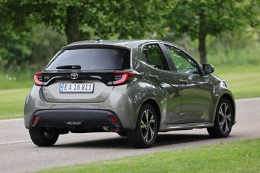 Med en længde på bare 394 cm hører Yaris til blandt de mindre minibiler. Men pladsen i kabinen er alligevel overraskende god.
