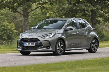 Toyota Yaris har netop fået et mindre facelift, her fire år efter den blev præsenteret i denne nyeste generation. Her er den testet i Style-udgaven med LED-forlygter og sort-højglans front til 211.000 kr.