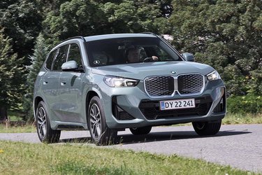 Prisen på BMW’s mindste SUV er nu kommet under 400.000 kr. Testbilen er dog med fuld udstyrspakke, og det koster 50.000 kr. ekstra. I forhold til den firehjulstrukne udgave med kraftigere acceleration sparer man cirka 75.000 kr. 