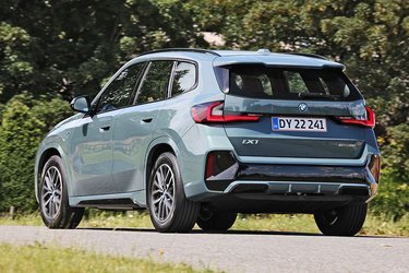 Navnet er iX1, når modellen har den klassiske SUV-form. Men den fås også med et mere sportsligt coupédesign, og så hedder den iX2 og koster 10.000 kr. ekstra. 