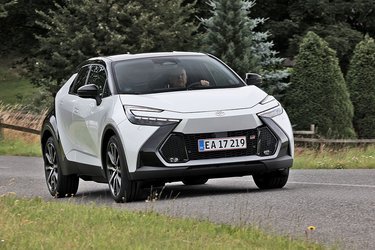 Den nye Toyota C-HR fås nu også som plugin-hybrid. Så er det en toliters benzinmotor og en elmotor, der tilsammen står for fremdriften. På el alene kan bilen officielt køre 67 km.