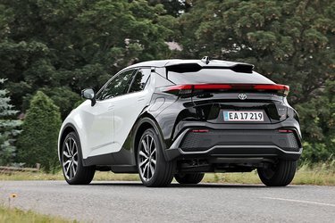 Der er leget med formerne på Toyota C-HR, og særligt omkring bagruden giver både spoilere, lygtebånd og bagruden motion for øjnene. 