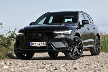 Volvo XC60 fås nu i denne Black Edition, som er en særlig udstyrsversion, hvor alle detaljer og overflader er holdt i sort. Her er det T8-udgaven med plugin-hybridteknik og firehjulstræk til 733.000 kr., vi har testet