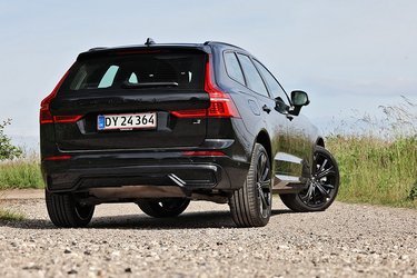 Den store Volvo XC60 hører til blandt de mest populære biler med plugin-hybridteknik herhjemme. Denne Black Edition-udgave fås også i en knap så heftig T6-version til 703.000 kr.