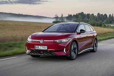 VW ID.7 fås nu som stationcar, hvilket giver den efternavnet Tourer. Merprisen i forhold til 5-dørsudgaven er 15.000 kr. Her er det den firehjulstrukne GTX-udgave til 587.000 kr.