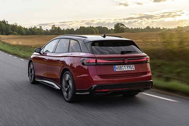 Populært sagt er ID.7 Tourer en elektrisk Passat stationcar, men formerne er mere dynamiske, og bagenden er her mere moderne med rødt lys i VW-logoet.