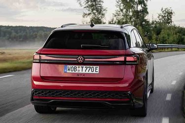 GTX-udgaven af VW ID.7 har fået mere sportslige detaljer som f.eks. det ternede sorte felt på stødfangeren og det tværgående lyspanel. Et sort GTX-skilt under nummerpladen gør det tydeligt for alle, at her er tale om en særlig udgave.