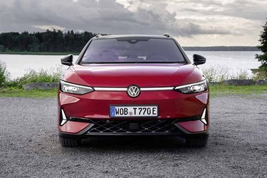 Fortil kendes GTX-udgaven på de særlige kørelyslygter yderst forneden samt det rombe-formede luftindtag under nummerpladen. Forlygterne er VW’s mest avancerede matrix-lygter med automatisk tilpasning af lyset efter vejr- og trafikforhold.