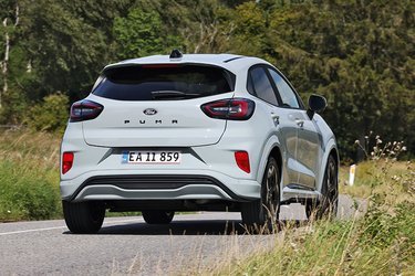 Mindste bil i Fords modelprogram er nu denne Puma, efter at Fiesta udgik af produktion for at give plads til de nye elbiler. Puma er en ganske høj bil med en mere rummelig indretning end Fiesta. I denne ST-Line er alle udvendige detaljer sorte.