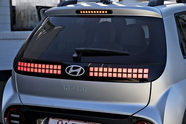 Når man bremser, lyser alle felter op i bagenden. Det giver et anderledes udtryk end i andre biler. Hyundai har her taget det firkantede design i en mere ekstrem retning end i SUV-modellen Ioniq 5. 