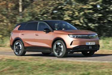 Opel Grandland er en mellemstor, elektrisk SUV i den klasse, der er særdeles efterspurgt i Danmark. Frontdesignet er en ny udgave af Opels 3D Vizor-design. I topudgaven GS er logoet belyst.