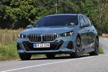 Selvom i5 Touring er en stor tung elbil på over 2,2 tons, så føles den forbavsende let på tå på en snoet landevej. Der er overraskende stor køreglæde bag rattet.