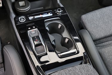 Du har frit valg, om du ønsker at bruge start-knappen eller ej. Du kan også bare vælge – som i en Tesla – at nøjes med at bruge gearvælgeren til at starte dine køreture. Det fungerer godt og giver fleksibilitet for ejerne. Nogle gange er det smart at kunne tænde bilen uden at skulle køre – f.eks. hvis passageren venter i bilen, mens chaufføren skal ind i en butik. 