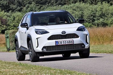 Toyota Yaris Cross er en mini-SUV og er direkte konkurrent til bl.a. Peugeot 2008 og Renault Captur. Yaris Cross fås kun med hybridteknik. Her er det en trecylindret 1.5-liters benzinmotor og en elmotor, der arbejder sammen. Vi har testet topudgaven GR Sport.