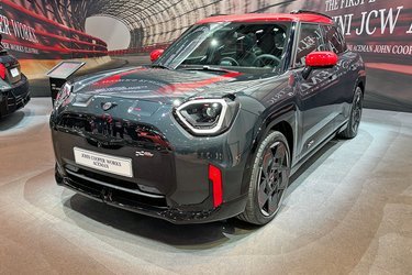 Mini viser både Aceman (billedet) og Cooper i John works-udgaver. De to elbiler har fået ydelsen skruet pænt op og undervognen modificeret.