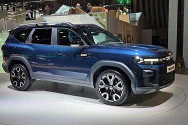 Dacia tager et stort skridt op ved for første gang at lancere en SUV i mellemklassen. Bigster er en klasse over den kendte Duster med 23 cm større længde, men kun tre cm større akselastand. Dusters rustikke charme er gået tabt ved forstørrelsen.