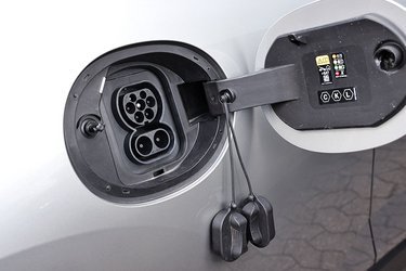 Hjemme lader du med 11 kW. Det vil sige, at bilen kan lades helt op på under fem timer, hvilket er standard ladeeffekt ved hjemmeladning. På farten kan du lynlade kraftigere end tidligere, og vi målte en ladeeffekt over 15 minutter på 80 kW. Det svarer til, at du får 20 kWh og 110 km motorvejskørsel tilført. 